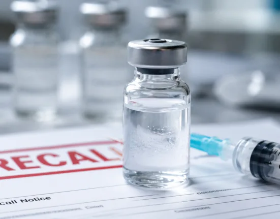 American Regent’s nationwide recall of one lot of Papaverine Hydrochloride Injection highlights injectable drug safety concerns after visible glass and/or paraformaldehyde particles were identified. Representative image.